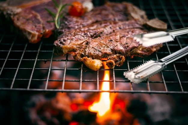 grilling-t-bone-steak-flaming-grill_44537-172